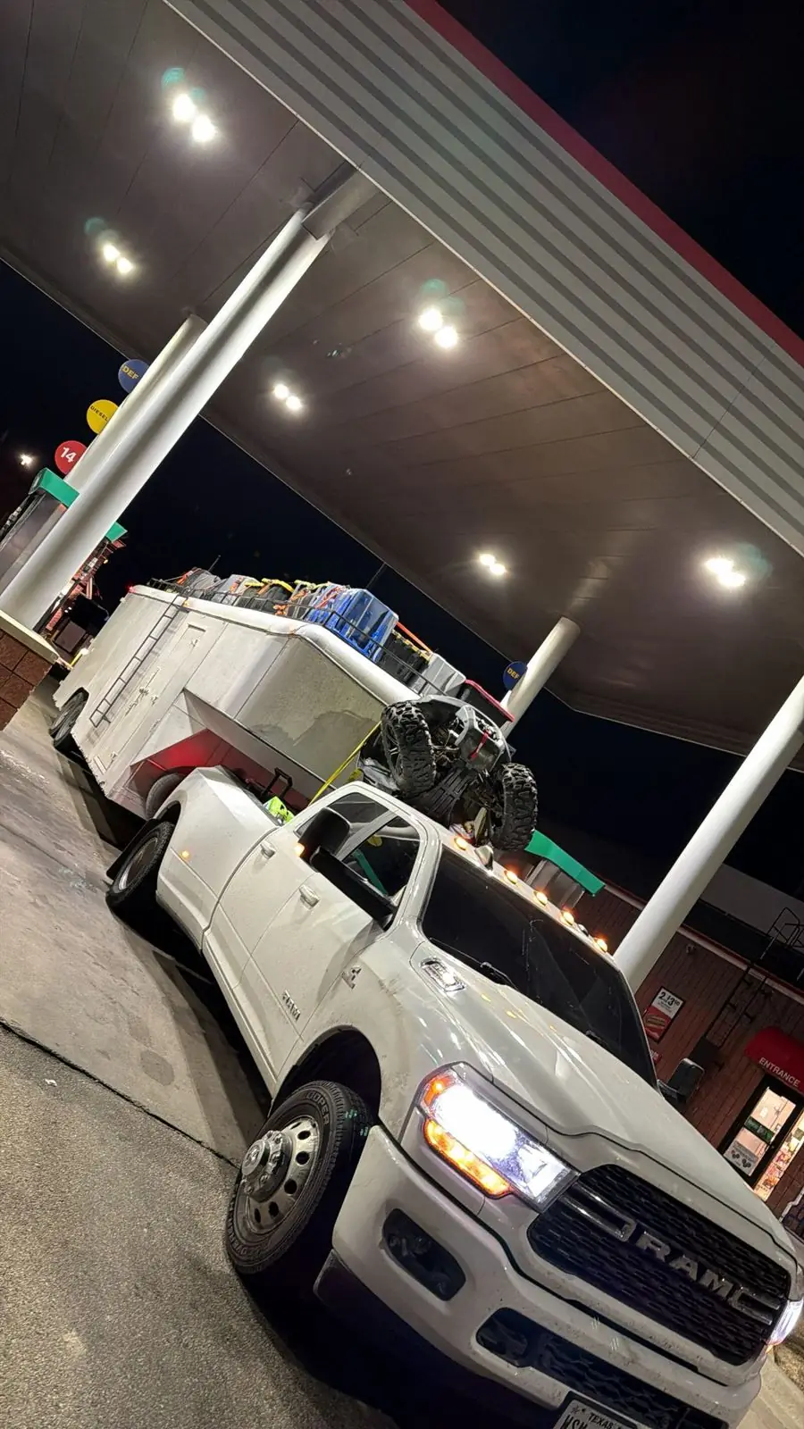 Camioneta y remolque de noche